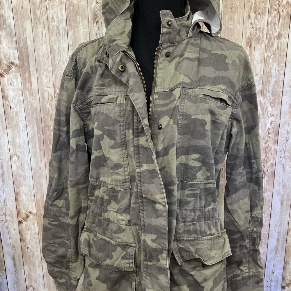 Universal Thread Green Utility Jacket with Camouflage Pattern - Picture 5 of 9
